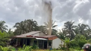 Giếng khoan hơn 10 năm tuổi ở Vĩnh Long bất ngờ phun cột nước cao 15m. Cơ quan chức năng đang kiểm tra, làm rõ nguyên nhân.