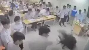 Hà Nội xác minh vụ nam sinh lao lên bục giảng đánh cô giáo tại trường THPT. Nhà trường đã phối hợp công an làm rõ sự việc.