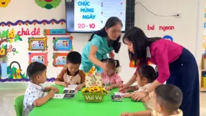 Hai giáo viên mầm non tại Thanh Hóa bị tạm đình chỉ đứng lớp sau clip ghi lại cảnh tát vào má bé gái trong giờ học.