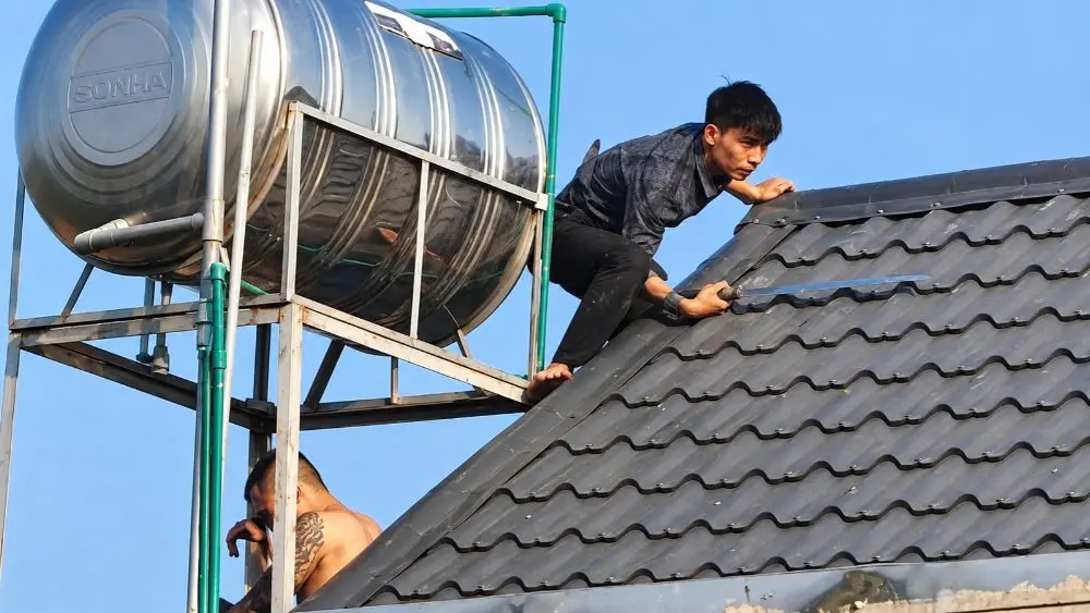 Hai người đàn ông cầm kiếm cố thủ trên mái nhà ở Thanh Hóa, lực lượng công an phong tỏa hiện trường và tổ chức vây bắt.