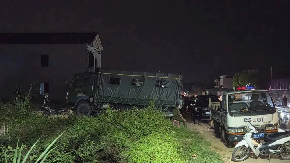 Hai người đàn ông cầm kiếm cố thủ trên mái nhà ở Thanh Hóa, công an phong tỏa hiện trường và tổ chức vây bắt.