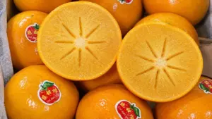 Hồng giòn socola Trung Quốc tại Việt Nam giảm giá mạnh, chỉ còn 30.000-60.000 đồng/kg, thấp hơn nhiều so với những năm trước.