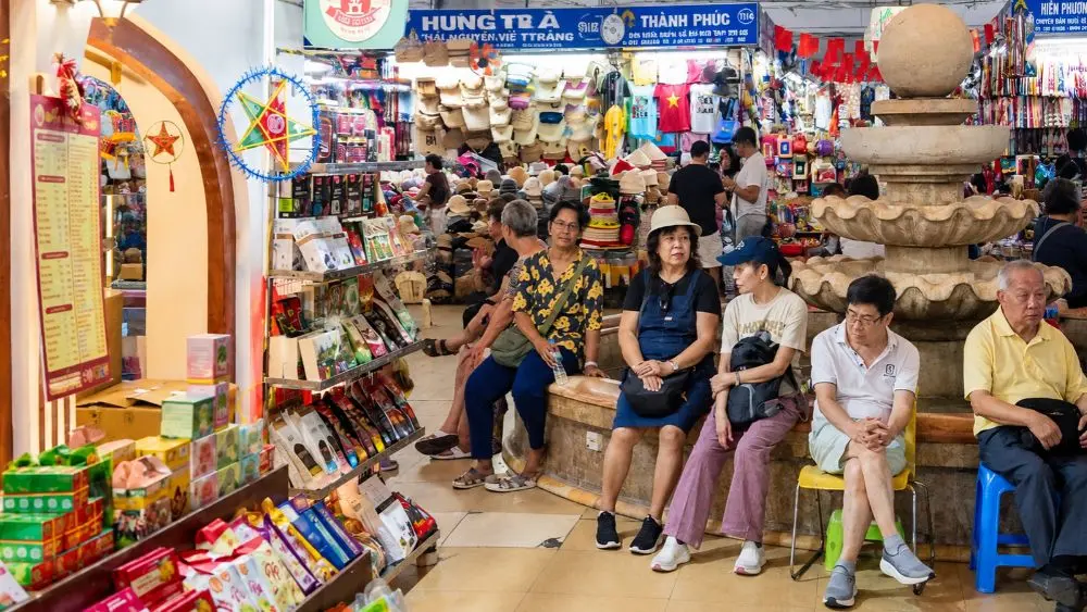 Chợ Đồng Xuân thu hút đông đảo khách quốc tế đến tham quan, mua sắm và khám phá các gian hàng đặc trưng giữa lòng Hà Nội.