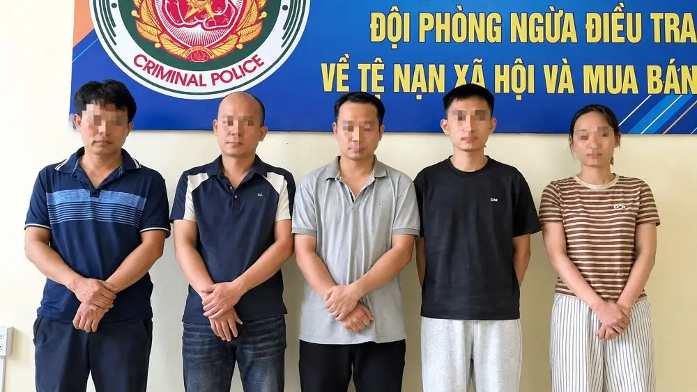 Hai người ở Hải Phòng bị khởi tố về tội rửa tiền sau khi sang Campuchia làm công việc chuyển tiền qua tài khoản ngân hàng.