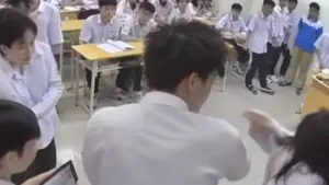 Nam sinh đánh cô giáo tại Hà Nội bị khởi tố tội cố ý gây thương tích, gióng lên hồi chuông cảnh báo về bạo lực học đường.