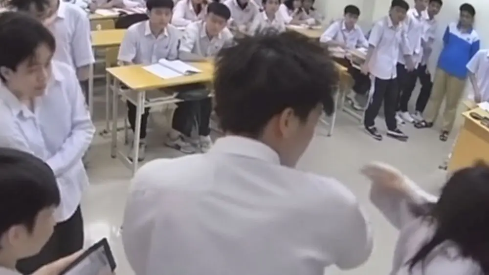 Nam sinh đánh cô giáo tại Hà Nội bị khởi tố tội cố ý gây thương tích, gióng lên hồi chuông cảnh báo về bạo lực học đường.