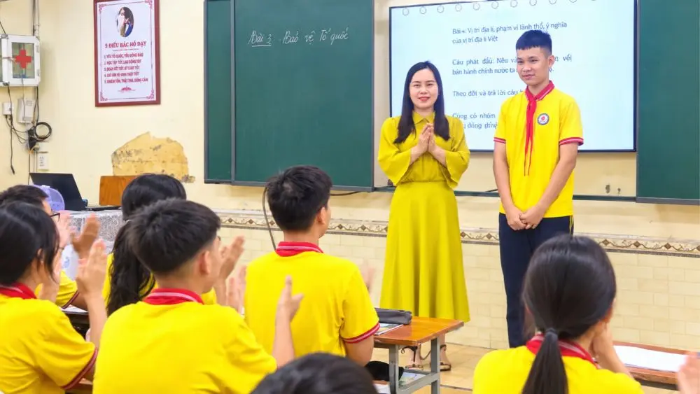 Nam sinh lớp 8 Phạm Hải Nam ở Hải Phòng nhặt được ví tiền và chủ động giao nộp công an, lan tỏa hành động đẹp trong đời sống.