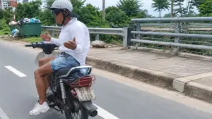 Xác minh clip nam thanh niên buông hai tay, làm động tác như múa khi lái xe máy trên quốc lộ 1, gây chú ý trên mạng xã hội.