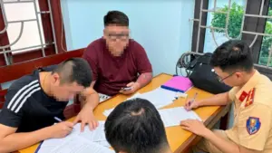Nam thanh niên bị lực lượng CSGT xử phạt 6 triệu đồng sau khi hệ thống camera giám sát ghi hình vi phạm giao thông nhiều lần.