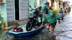 Ngập kéo dài tại TPHCM khiến người dân phải dùng xuồng di chuyển. Vì sao nhiều tuyến đường vẫn chìm trong nước sau mưa lớn?