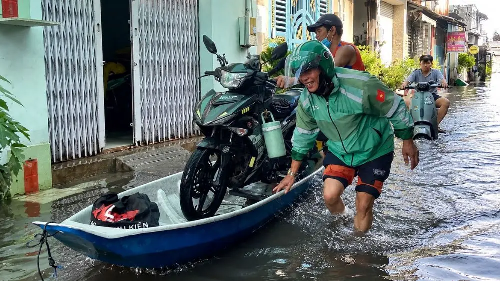 Ngập kéo dài tại TPHCM khiến người dân phải dùng xuồng di chuyển. Vì sao nhiều tuyến đường vẫn chìm trong nước sau mưa lớn?