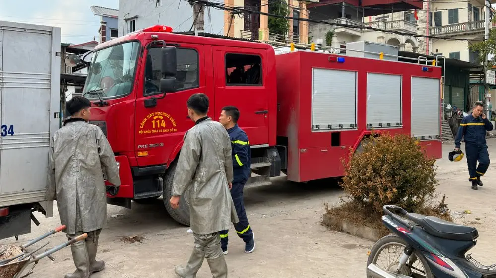 Nghi rò rỉ hóa chất tại Hà Nội khiến 40 người nhập viện, trong đó 6 trường hợp chuyển đến Bệnh viện Bạch Mai. Công an đang xác minh vụ việc.