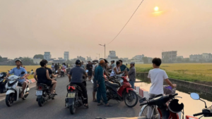 Người đàn ông 67 tuổi ở Ninh Bình tử vong sau khi dũng cảm cứu hai cháu bé đuối nước, trong khi hai cháu được đưa lên bờ an toàn.