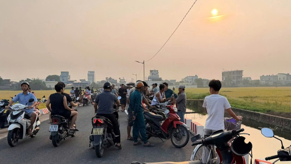 Người đàn ông 67 tuổi ở Ninh Bình tử vong sau khi dũng cảm cứu hai cháu bé đuối nước, trong khi hai cháu được đưa lên bờ an toàn.