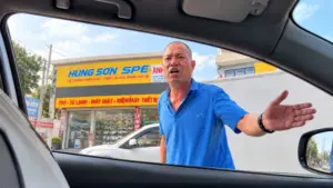 Người đàn ông chặn đầu ô tô, véo mũi và tát tài xế ở Hà Nội khai do bức xúc vì cho rằng bị xe phía sau chèn ép khi xin đường.