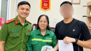 Bà Sỹ Thị Thu nhặt được ví tiền rơi, đăng mạng xã hội không tìm được chủ nhân nên nhờ công an hỗ trợ trao trả tài sả