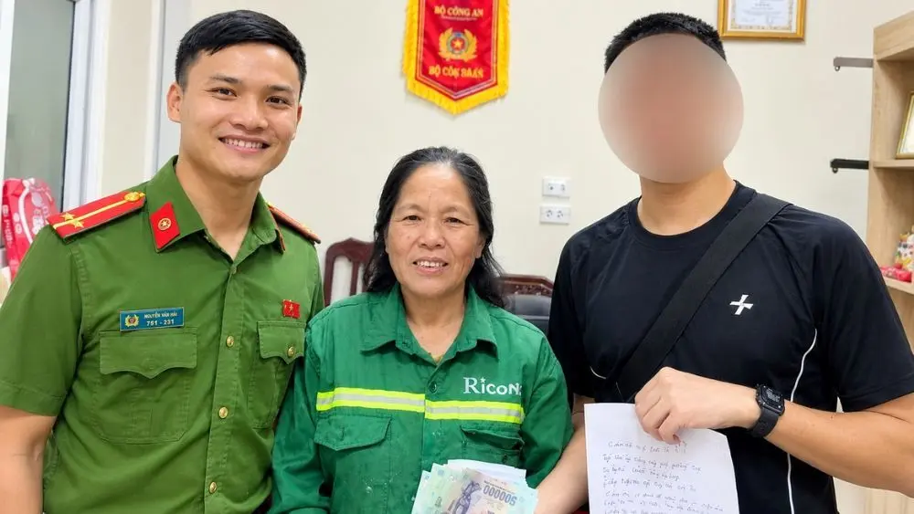 Bà Sỹ Thị Thu nhặt được ví tiền rơi, đăng mạng xã hội không tìm được chủ nhân nên nhờ công an hỗ trợ trao trả tài sả