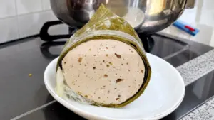 Màng nilon bọc bên trong giò lụa có thể thôi nhiễm hóa chất nếu dùng sai loại nhựa, tiềm ẩn nguy cơ ảnh hưởng sức khỏe.