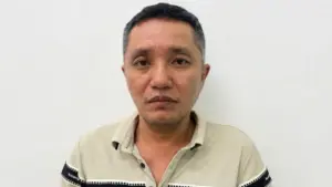 Nguyễn Văn Kiên, người có 3 tiền án, bị tạm giữ để điều tra vụ dùng thanh sắt đập phá ô tô và đe dọa tài xế ở Hà Nội.