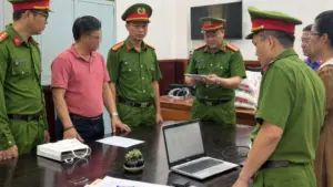 Nhân viên ngân hàng Trần Văn Trạng bị bắt tạm giam để điều tra hành vi lừa đảo chiếm đoạt 73,4 tỷ đồng bằng thủ đoạn vay tiền đáo hạn ngân hàng.
