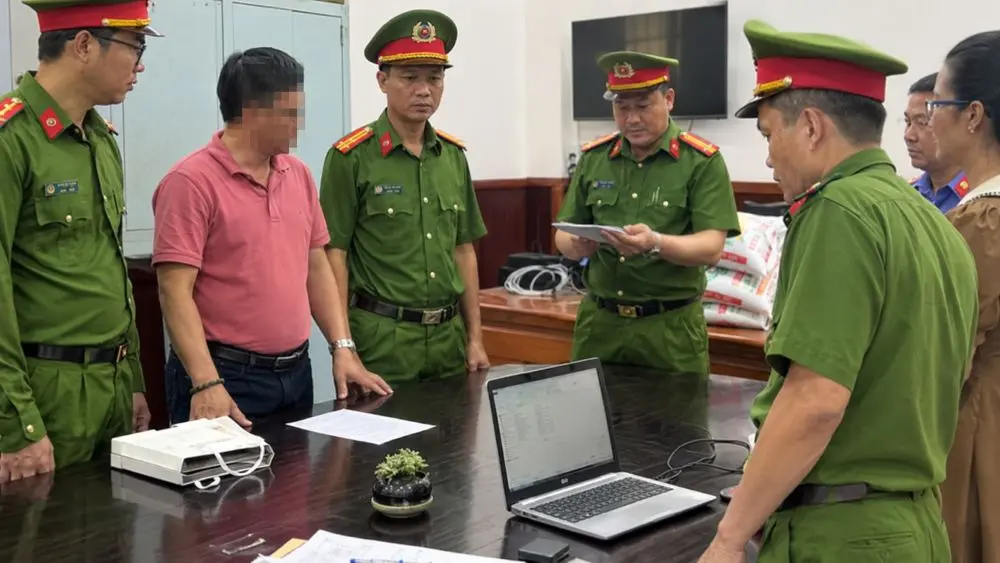 Nhân viên ngân hàng Trần Văn Trạng bị bắt tạm giam để điều tra hành vi lừa đảo chiếm đoạt 73,4 tỷ đồng bằng thủ đoạn vay tiền đáo hạn ngân hàng.