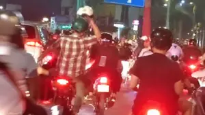Nhóm thanh niên dùng hung khí tấn công người đi đường ở TPHCM. Công an đã triệu tập khoảng 10 người để xác minh, điều tra vụ việc.