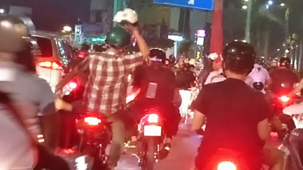 Nhóm thanh niên dùng hung khí tấn công người đi đường ở TPHCM. Công an đã triệu tập khoảng 10 người để xác minh, điều tra vụ việc.
