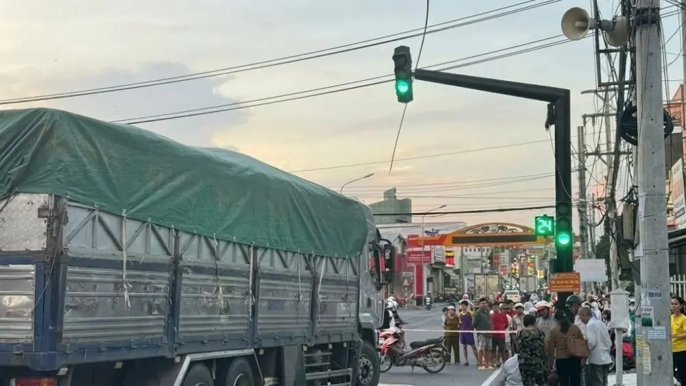 Ông chở cháu đi học về không may va chạm với xe tải tại giao lộ khiến cháu tử vong thương tâm. Cơ quan chức năng đang điều tra làm rõ vụ việc.