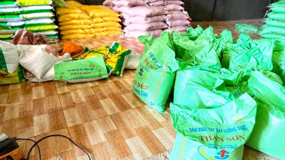 Phát hiện hơn 9 tấn gạo giả tại kho ở Gia Lai, vợ chồng bị khởi tố vì đóng gói gạo giá rẻ giả nhãn hiệu Gạo dẻo Thái Sơn để bán kiếm lời.