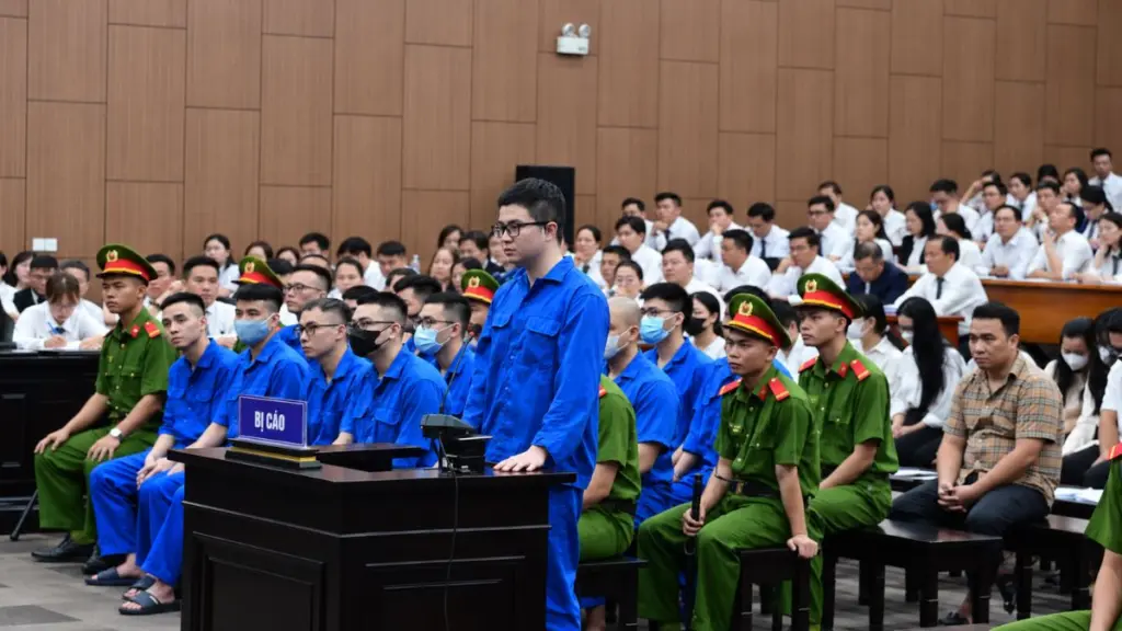 Phó Đức Nam khai về người đứng đầu đường dây lừa đảo chiếm đoạt hơn 1.500 tỷ đồng, hé lộ thêm tình tiết tại phiên tòa.