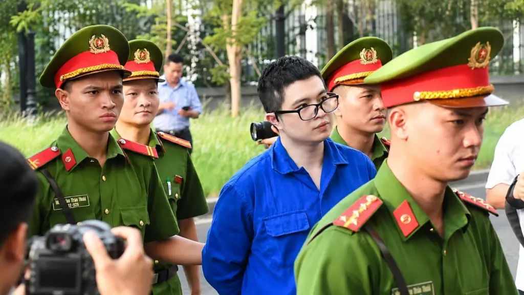 Bạn gái Phó Đức Nam khai cất giữ hàng chục tỷ đồng, hàng triệu USD và nhiều tài sản giá trị tại nhà trong phiên tòa xét xử.