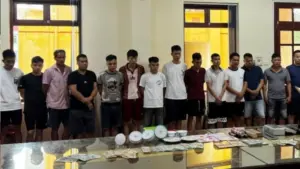 Công an Lạng Sơn triệt phá sòng bạc trong rừng, bắt giữ 20 người, thu hơn 300 triệu đồng và phát hiện súng cùng 70 viên đạn.