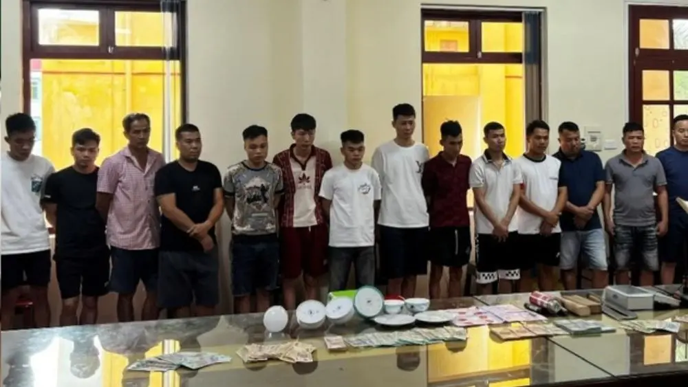Công an Lạng Sơn triệt phá sòng bạc trong rừng, bắt giữ 20 người, thu hơn 300 triệu đồng và phát hiện súng cùng 70 viên đạn.