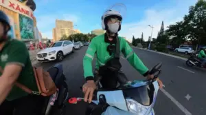 Tài xế công nghệ giúp du khách Trung Quốc đẩy xe hỏng hơn 1 km đến tiệm sửa và nhất quyết không nhận tiền cảm ơn.