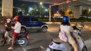 Thanh giới hạn chiều cao rơi trúng tài xế xe ôm công nghệ trên đường Lý Sơn, Hà Nội, tối 16/10. Diễn biến vụ việc ra sao?