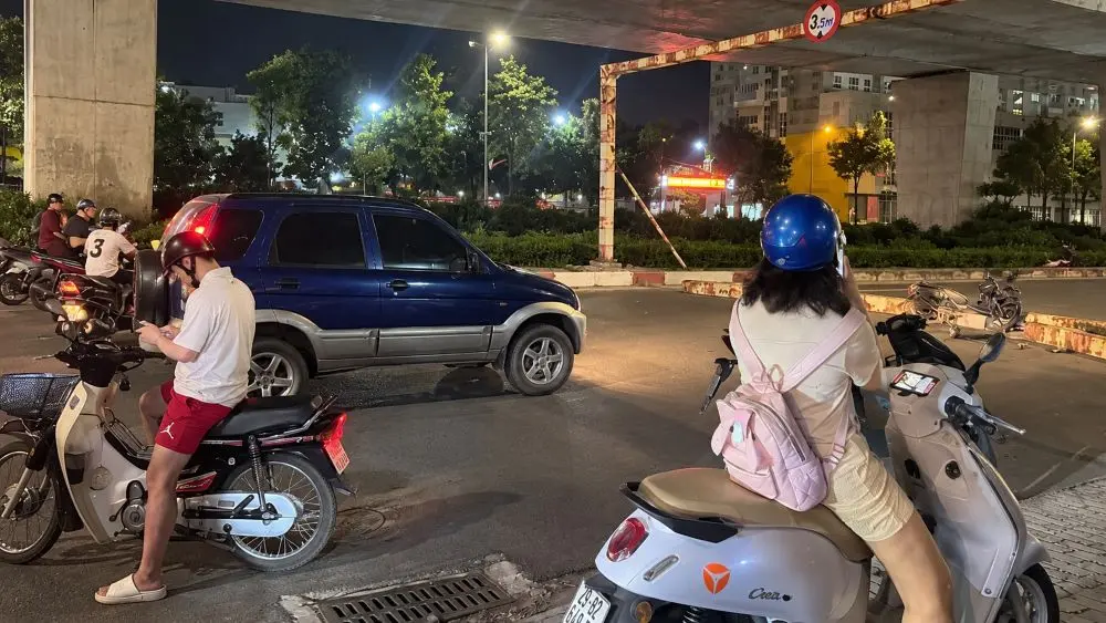 Thanh giới hạn chiều cao rơi trúng tài xế xe ôm công nghệ trên đường Lý Sơn, Hà Nội, tối 16/10. Diễn biến vụ việc ra sao?