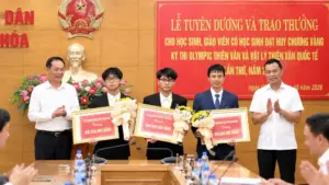 Thanh Hóa tuyên dương, trao thưởng hai học sinh Trường THPT chuyên Lam Sơn giành Huy chương Vàng Olympic Thiên văn quốc tế 2026.