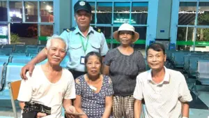 Cụ bà bệnh nhân vỡ òa xúc động khi nhận lại số tiền chữa bệnh đánh rơi từ người phụ nữ nghèo khó nhặt được và chủ động trả lại.