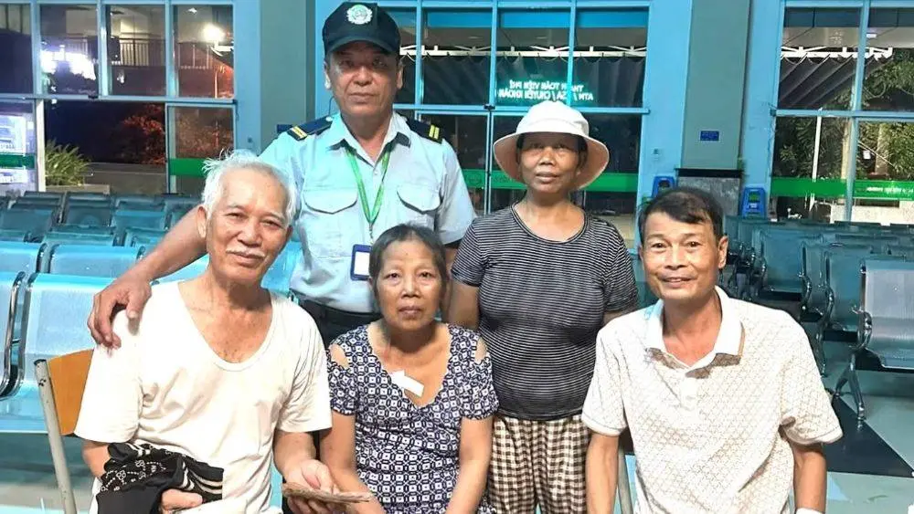 Cụ bà bệnh nhân vỡ òa xúc động khi nhận lại số tiền chữa bệnh đánh rơi từ người phụ nữ nghèo khó nhặt được và chủ động trả lại.