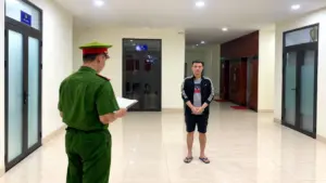 Công an Đà Nẵng khởi tố Trần Văn Quân, người bị cáo buộc chiếm đoạt 30.000 USD của người nước ngoài rồi vào Khánh Hòa lẩn trốn.