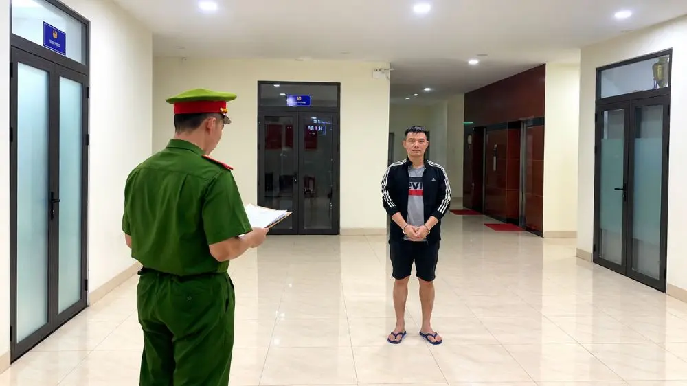 Công an Đà Nẵng khởi tố Trần Văn Quân, người bị cáo buộc chiếm đoạt 30.000 USD của người nước ngoài rồi vào Khánh Hòa lẩn trốn.