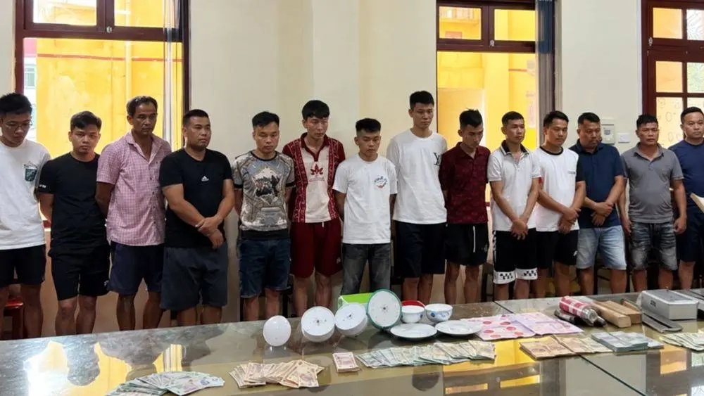 Công an Lạng Sơn triệt phá sòng bạc trong rừng, bắt giữ 20 người, thu hơn 300 triệu đồng và phát hiện súng cùng 70 viên đạn.