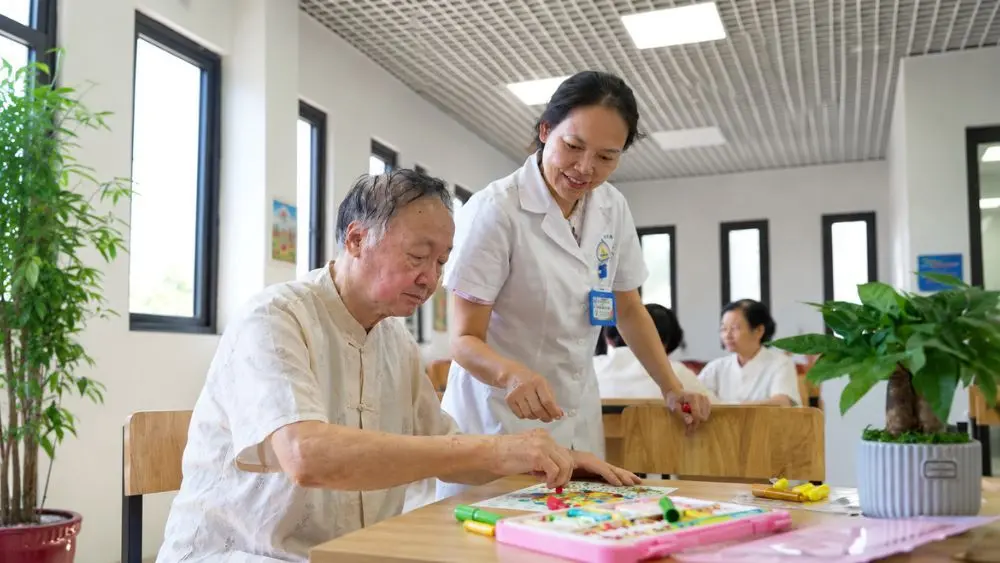 Viện dưỡng lão bán trú tại Hà Nội nhanh chóng kín chỗ, đáp ứng nhu cầu chăm sóc sức khỏe, giao lưu và sinh hoạt của người cao tuổi.