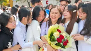 Vụ nam sinh đánh cô giáo đặt ra yêu cầu nhìn lại giáo dục nhân cách, văn hóa ứng xử và truyền thống tôn trọng thầy cô.