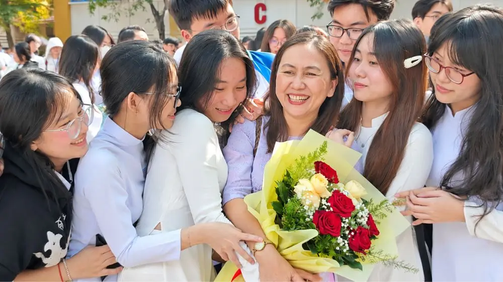 Vụ nam sinh đánh cô giáo đặt ra yêu cầu nhìn lại giáo dục nhân cách, văn hóa ứng xử và truyền thống tôn trọng thầy cô.