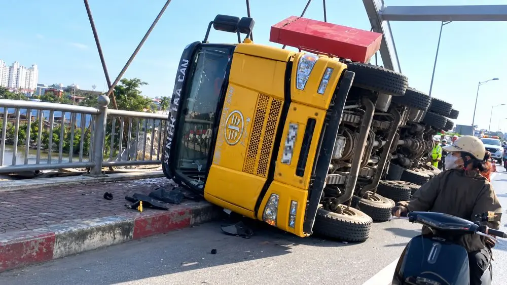 Xe chuyên dụng kiểm tra cầu bị lật nghiêng trên cầu Niệm, Hải Phòng, chiều 13/10. Vụ việc ghi nhận nhiều hạng mục của cầu bị hư hỏng.